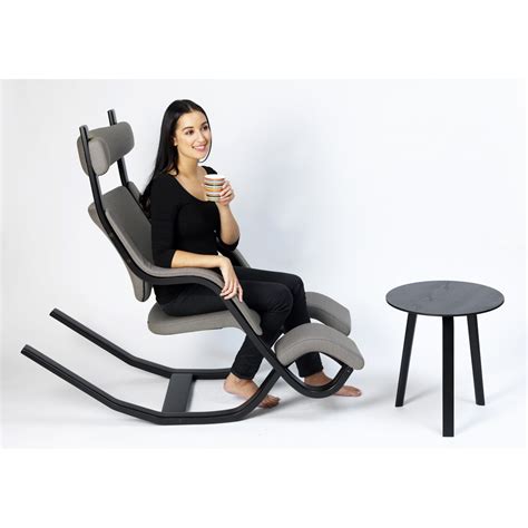 The wood is a dark laminated maple. Gravity poltrona relax ergonomica Varier ex Stokke | Ideal Sedia
