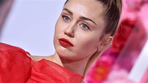 Miley Cyrus Sends Sad Christmas Song To Her Fans Feeling