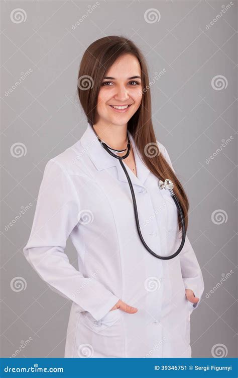 Enfermera Joven Y Hermosa En Un Gris Imagen De Archivo Imagen De