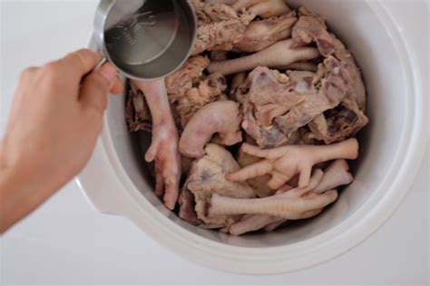 A common question we receive at sproos is whether bone broth and collagen are actually the same. RECIPE: collagen-rich chicken bone broth - JewelPie