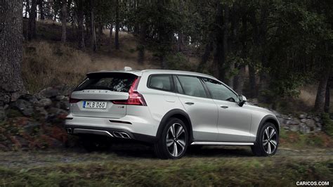 Advanced technology in your v60 cross country helps take you further and explore new roads. 2019 Volvo V60 Cross Country - Rear Three-Quarter | HD ...