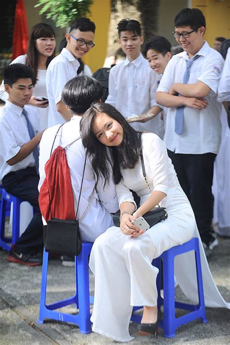 始業式で白いアオザイを身にまとうベトナムの美人女子校生たち 元ベトナム農村住みの独り言