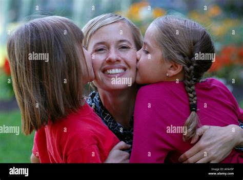 Una Mujer Y Sus Hijos Dándole Un Beso Fotografía De Stock Alamy