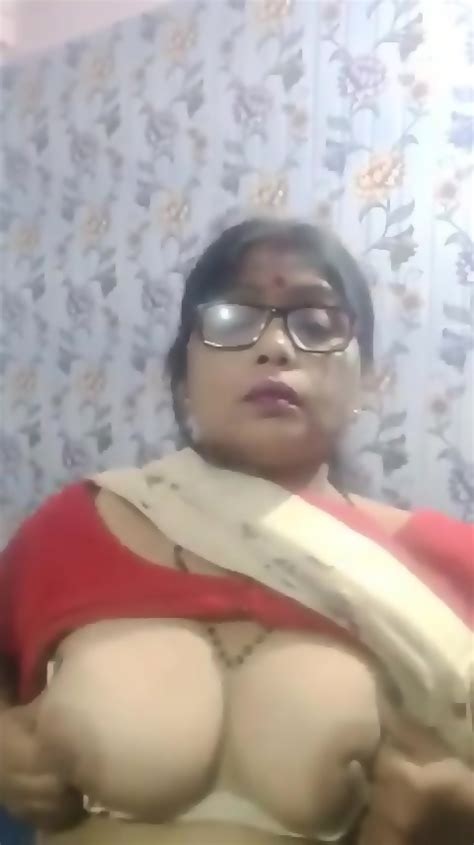 indian hot mature aunty shows her big boobs eporner