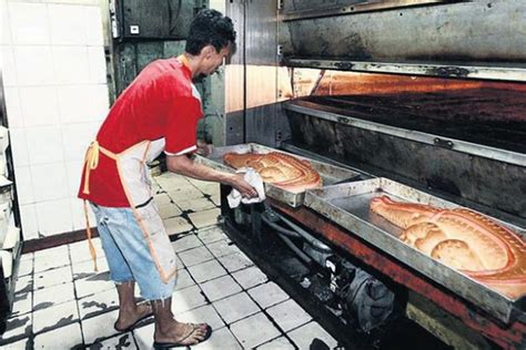 Originated from southern india, roti canai is sometimes called roti paratha or roti prata. Soto Tangkar hingga Roti Buaya, Sekelumit Asal Usul ...