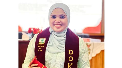Wanita Kelahiran Tanjung Pinang Ini Sandang Gelar Doktor Hukum Termuda