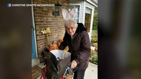 91 year old woman goes trick or treating for first time abc7 los angeles