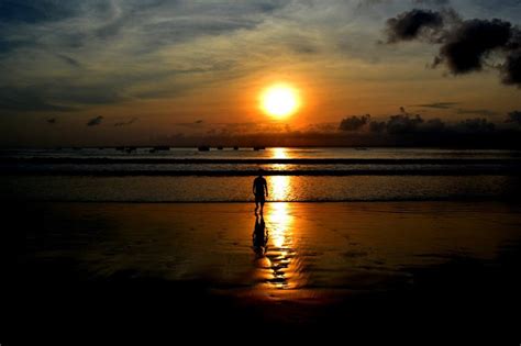 Salah satu keunggulan dari pantai pangandaran, adalah terdapat banyak spot foto yang bisa dijadikan latar untuk berfoto. 10 Pantai di Indonesia Dengan Pemandangan Sunset Paling ...