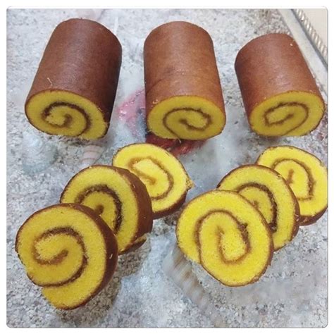 If i had to choose only one cake of mom's kitchen, i would probably choose her bolu gulung aka rolled cake. Bolu Gulung Nanas - Resep Bolu Gulung Nanas Keju Oleh Asih ...