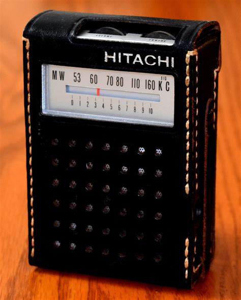 Vintage Hitachi Transistor Radio In Leather Case Model Th 1015 Am