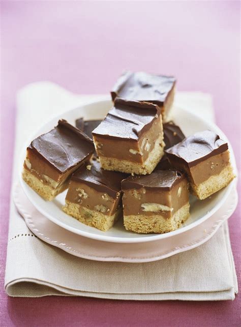 Das kochrezept reicht für 12 portionen / stück und man kann es leicht nachkochen. Karamell-Nuss-Kuchen Rezept | EAT SMARTER