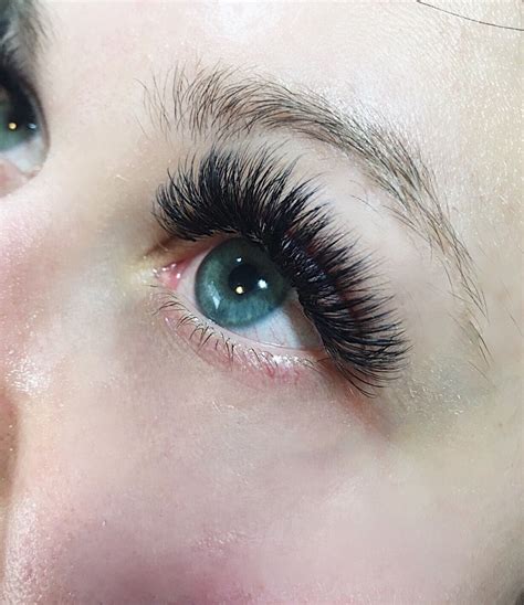 Dramatic Wedding Eyelash Extensions That Will Show Up In Pictures