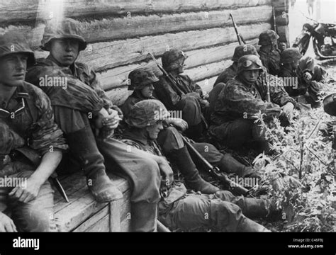 Second World War German Waffen Ss In Action Stock Photo Alamy