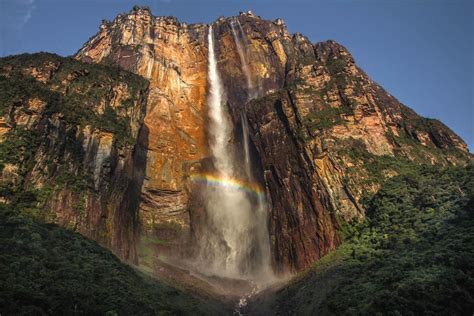 The waterfall drops over the edge of the auyantepui mountain in the canaima. Salto Ángel na Venezuela, a cachoeira mais alta do mundo