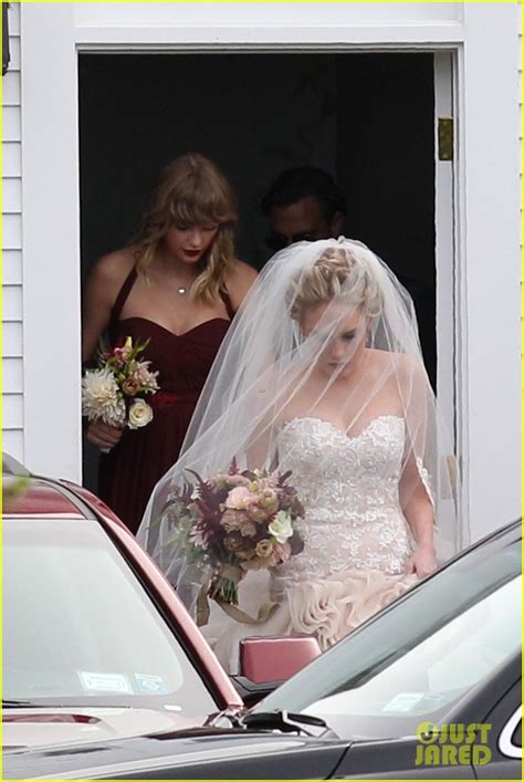 Taylor Swift Holds Bff Abigail Anderson S Dress At Her Wedding Photos Photo Photo