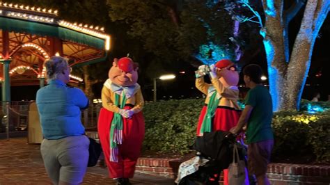 Photos Video Seven Dwarfs In Holiday Attire Toy Soldiers And More