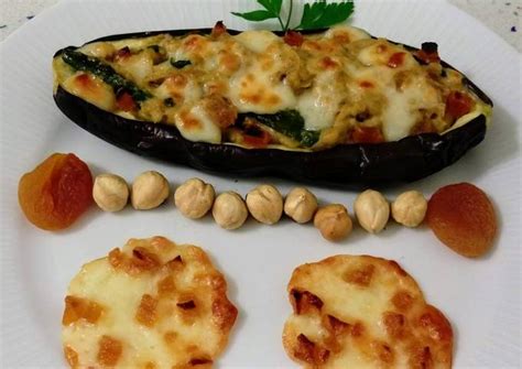 Berenjena Rellena De Verduras Con Frutos Secos Y Galletas De Queso Con