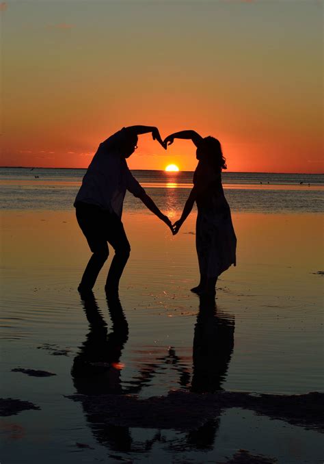 Surprising Beach Sunset Couple Poses 2023 Mktaxess