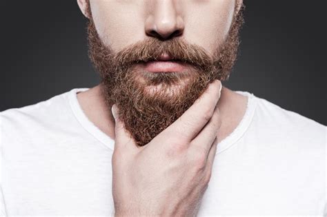 Cómo aplicar el aceite de ricino para hacer crecer la barba