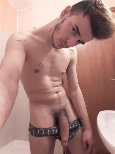 Nude Guy Selfies