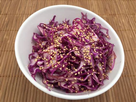 Le chou rouge est un légume difficile à associer, on vous a donc trouvé une recette facile et rapide pour le déguster en entrée ou en accompagnement sans vous. Salade de chou rouge au sésame | Salade chou rouge ...
