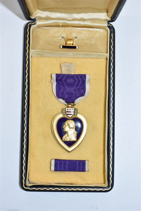 Original Wwii Us Purple Heart Medal In Box With Ribbon And Pin Byf41