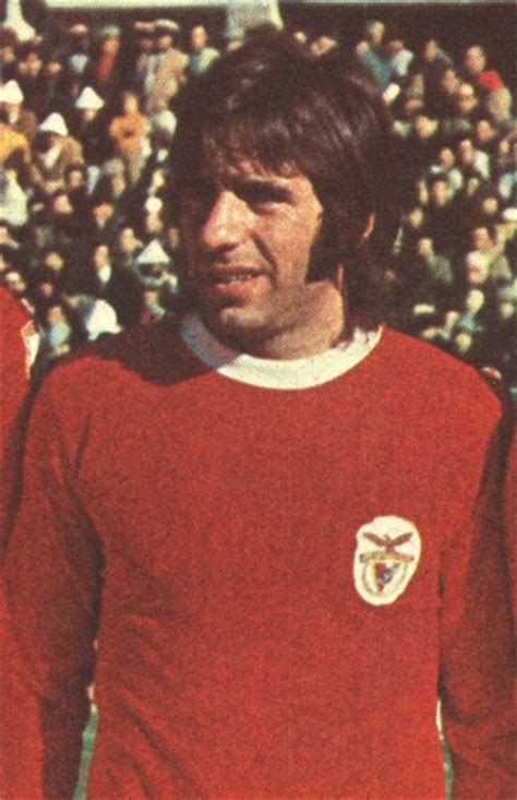 O tecido extremamente respirável drena o suor da pele para ajudar a manter a frescura e o conforto no campo ou nas bancadas. ADOLFO NO BENFICA - BARREIRENSE VELHAS GLÓRIAS