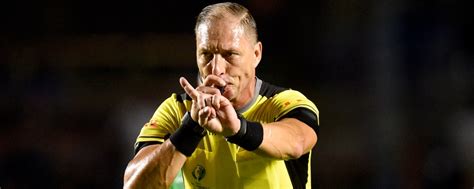 Segundos antes de que se notara el gol, el balón había rebotado en el árbitro y, según el reglamento, cuando este sucede el partido se debe detener, cosa que no sucedió y se dio el. Néstor Pitana será el árbitro para Chile vs Colombia en ...