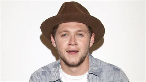 Niall Horan Plays New Song Mirrors In Documentary Clip Youtube