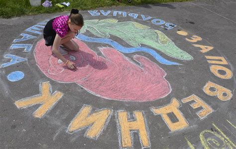 Открытка с поздравлениями в день россии. Конкурс детских рисунков на асфальте мелом ко дню России