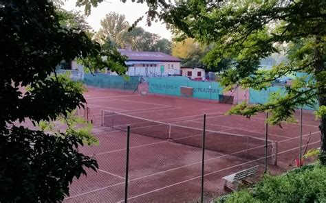 Sitzplätze (20) in der halle auf platz 11 und 13. Fotos von Tennisclub Sandanger e.V., Halle (Saale) | ABASiX