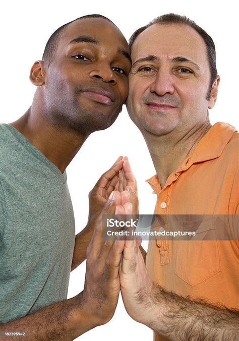 Schwarze Und Weiße Gay Paar In Einer Beziehung Hände Halten Stockfoto Und Mehr Bilder Von