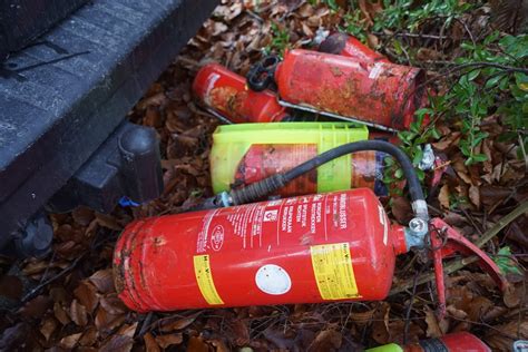 Partij Brandblussers Gedumpt In Struiken Op Parkeerterrein In Bunschoten