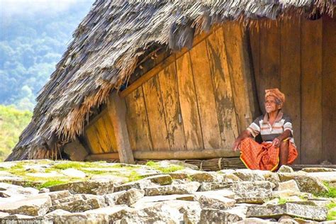 印尼最奇特部落過群居生活，六個家庭同住一間茅草屋 壹讀