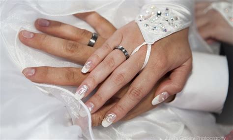 Only a few choose to not wear the engagement ring at all anymore. Wedding Rings On Hands 0765 : Wallpapers13.com