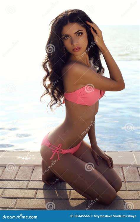 Donna Sensuale In Bikini Elegante Che Posa Accanto Alla Piscina