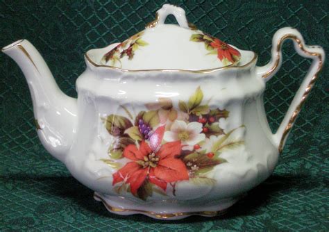 Fielder Keepsakes Victorian Teapot 3 Cup Poinsettia Porcelain Teapot