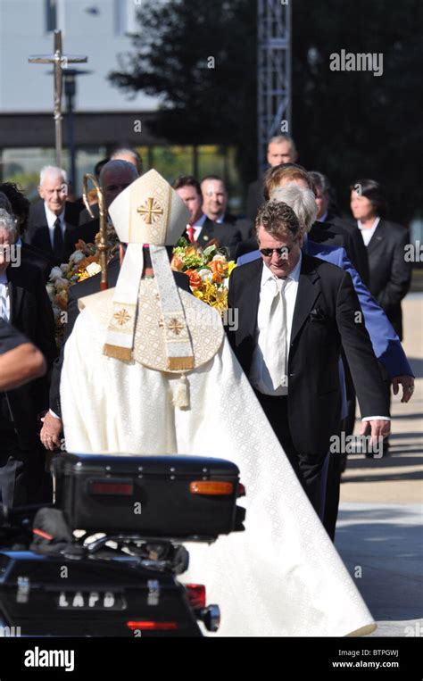 Beerdigung Von Farrah Fawcett In Der Kathedrale Unserer Lieben Frau Stockfotografie Alamy