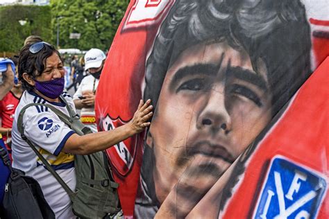 Miles De Argentinos Lloran La Muerte De Maradona Por Las Calles De Buenos Aires Libertad Digital