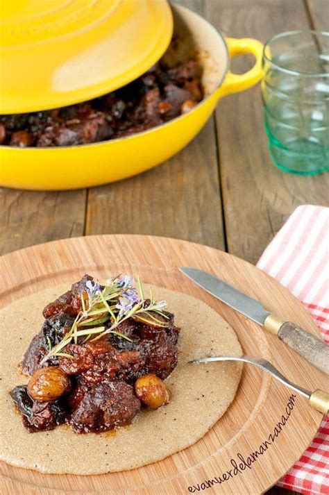 Su carne es firme y dura, por eso, es muy conveniente cocinarla en guisos y estofados, quedando entonces tierna y. Mini Receta: Jabalí Estofado con Castañas y Ciruelas y ...