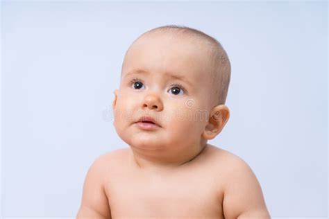 Retrato De Un Bebé Recién Nacido 710 Meses Mirando Hacia Arriba Foto De