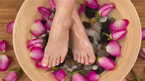 Beauty Tips Skin Care How To Keep Your Feet Happy During Monsoon Dgtl Anandabazar