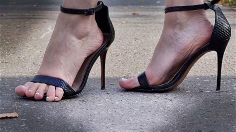 Toe Overhang In High Heels Sandals Toes Overhanging Walk In Oversize High Heels Sandals