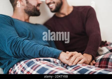 Una Pareja Gay Love Inicio Concepto Una Pareja Gay Disfrutar De Tiempo Libre En La Sala De