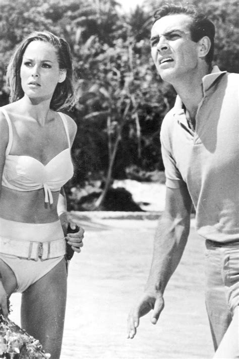 L Image Vintage Du Week End Ursula Andress Et Sean Connery Sur Le Tournage De James Bond