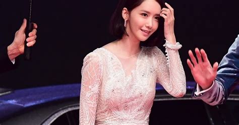 Yoona S New Red Carpet Dress Reveals A Clear Outline Of Her Butt Everyone Stared Koreaboo