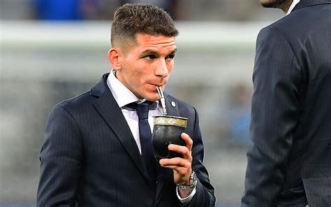 Torreira, 24, was pictured on saturday morning smiling and giving the thumbs up while wearing an atletico madrid face mask as he underwent his medical at the navarra clinic. Tenfield.com » Torreira jugará en Atlético de Madrid