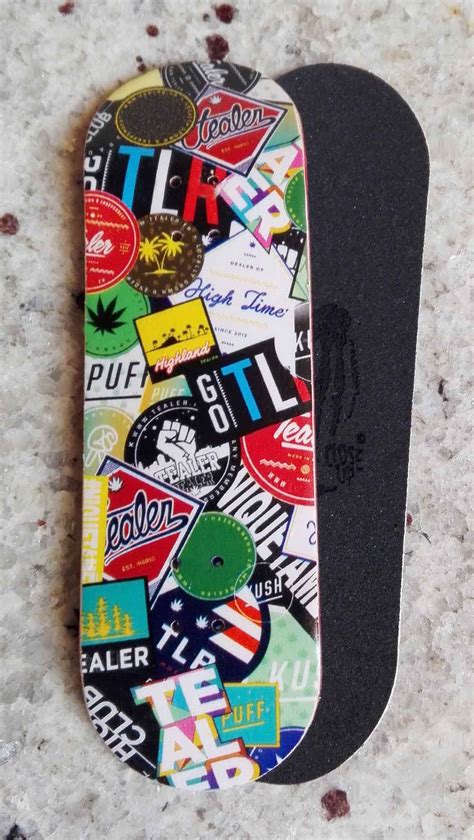 We provide a link to download everything you need. Closeup Fingerskate : Finest fingerskateboards