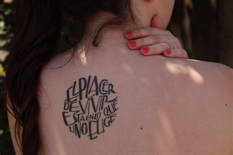 Los lazos en un tatuaje suelen añadirse por decoración, pero también se pueden tatuar para simbolizar un evento o persona. Tatuaje / Letras manuales por Emilia Emme https://www.behance.net/gallery/Letras-y-mas-letras ...