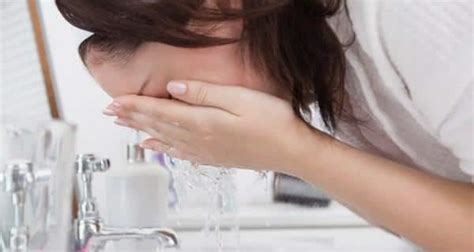 why you shouldn t wash your face with hot water